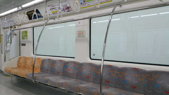 대구지하철 3호선은 주거 밀집지인 아파트 등을 지나갈 경우 자동으로 창문이 흐려지는 장치를 설치해 아파트 입주민의 사생활을 보호한다. 창문이 완전히 흐려져 밖이 보이질 않는다.